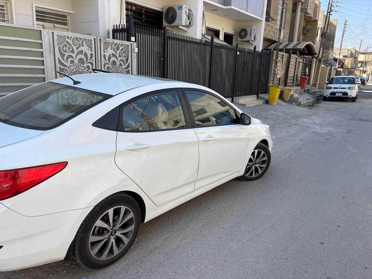 سلام عليكم من رخصة الادمن 
اكسنت خليجية موديل 2016 
كفالة عامة مكينة و كير و تبريد عدا شبر بالباب الصدر و الخلف و هلال الجاملغ على وضعيتها اثر طخة بسيطة سيارة رجعت عليها بك و الحمدلله على كل حال السيارة جديدة بالجيس و بلادية 
فول السيارة واحد على واحد 
فتحة 
كامرة حساسات 
اشاير بالمري 
تحكم ستيرن نص صاج
داخل بيجي نظيف بحالة الوكالة 
ويل كب رياضي البلادي و سبير ويل كب 
تخم تاير جديد و رقم بغداد بأسمي رقم حلو مميز جديد فقط تحويل و نجدد سنوية ما عليها اي غرامة
السيارة برغي نقص ما بيها 
السعر 115 و بيها مجال للوجوه الطيبة 
عنوان بغداد الكرخ الاعلام 
رقم تلفون ***********
