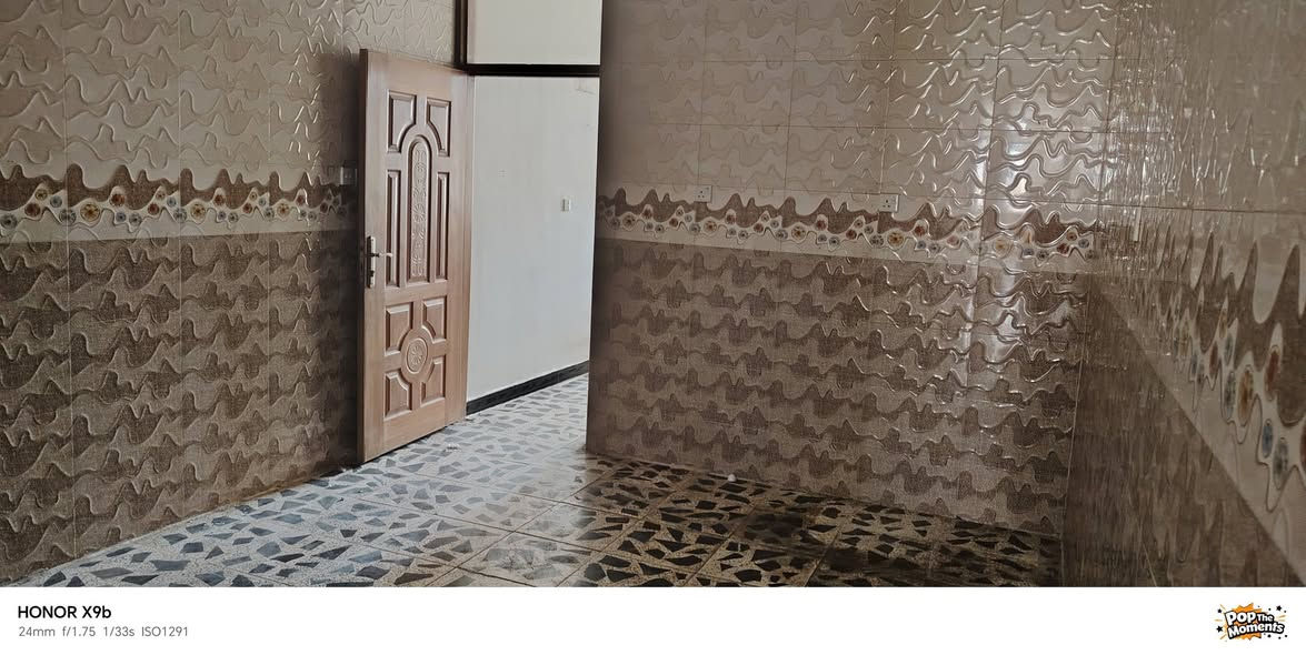 شقة للايجار 
المساحة ١٠٠ متر
الطابق الاول
عرفتين نوم + صالة
حمام + تواليت
مطبخ كبير
الاعظمية شارع الجرداغ
للاستفسار ***********
