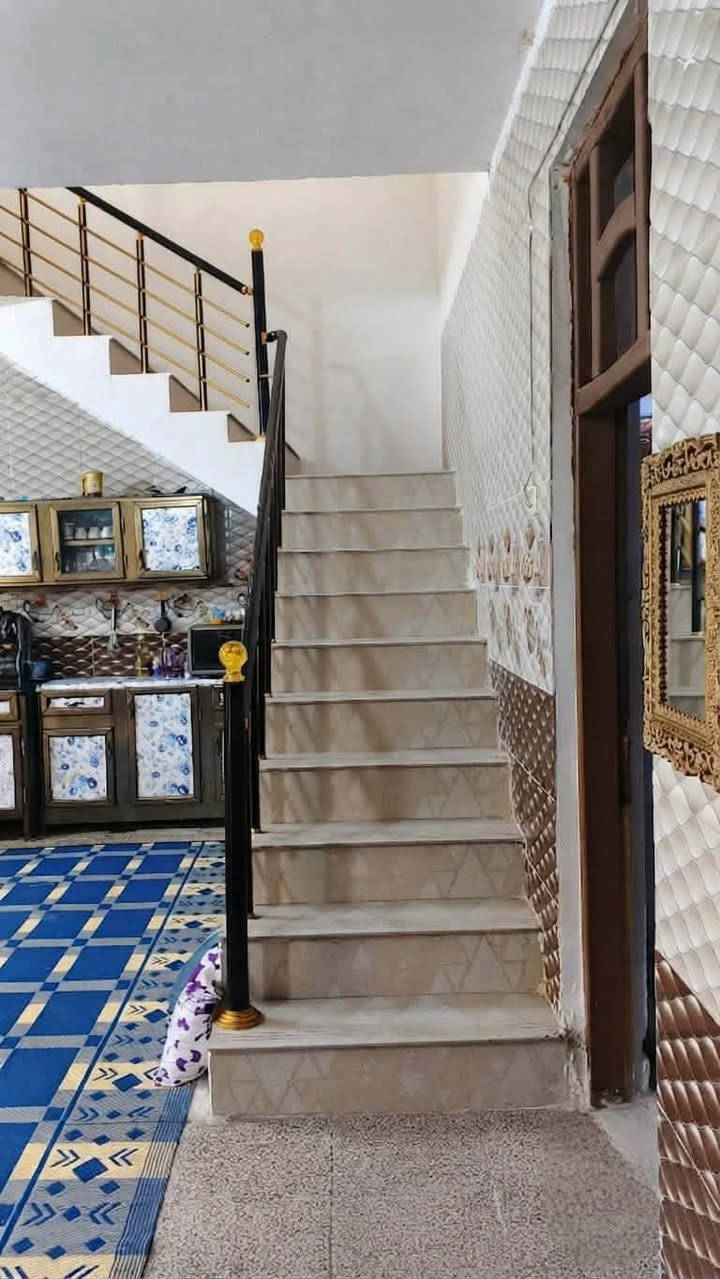 السلام عليكم عندي بيت للبيع طابق واحد مساحة 200 متر / يحتوي البيت على استقبال ومطبخ وغرف عدد 2 + صحيات وترك وبيتونه وسطح + گراج جبير بيت كامل خدمات مي + خطين كهرباء مجاري كامل بيت بي قصاصه قرار تمليك من المجلس البلدي
موقع المكان / بغداد مجمع فدك الرئاسة قرب المجلس البلدي
التواصل على هذا الرقم /مكتب صادق العقار *********** سعر 60 وبي مجال
