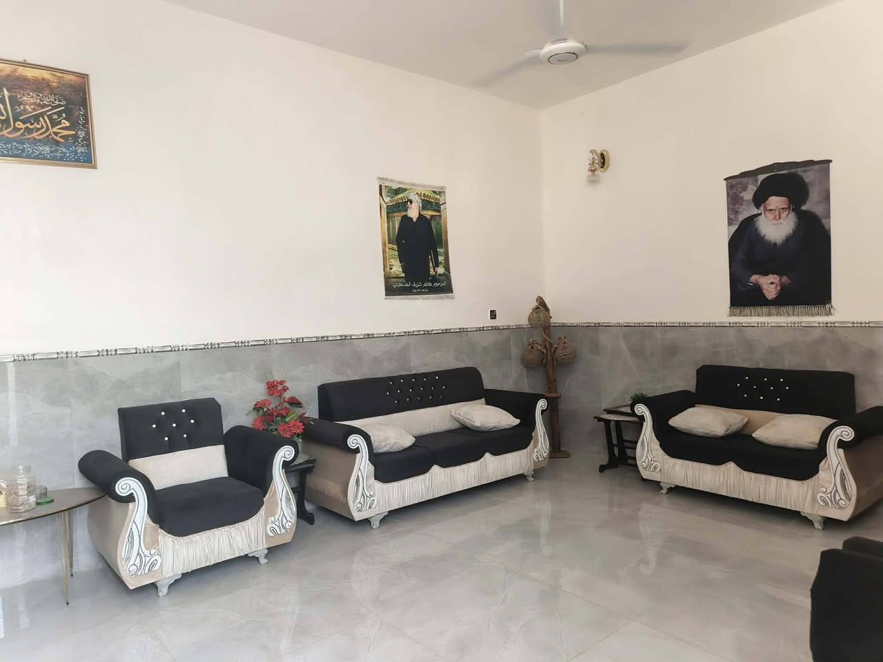 بيت زراعي للبيع مساحه 200 + قطعه مساحه 200 
لبيت يحتوي ع غرفتين وصاله وديوانيه ومطبخ وصحيات وساحه وحديقه لبيت بناء جديد طريق سوق الشيوخ فضليه شارع مشتل الزهور السعر 50

*********** للاستفسار
