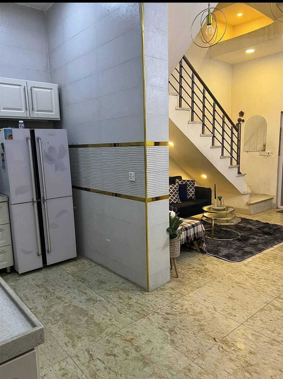 دار للبيع 
المساحة: 100 متر مربع.
ثاني بيت عن الشارع السايدين
طابقين، 4 غرف.
واستقبال وصالة.
حي البساتين / شارع الوائلي.
للاستفسار واتساب: ***********
