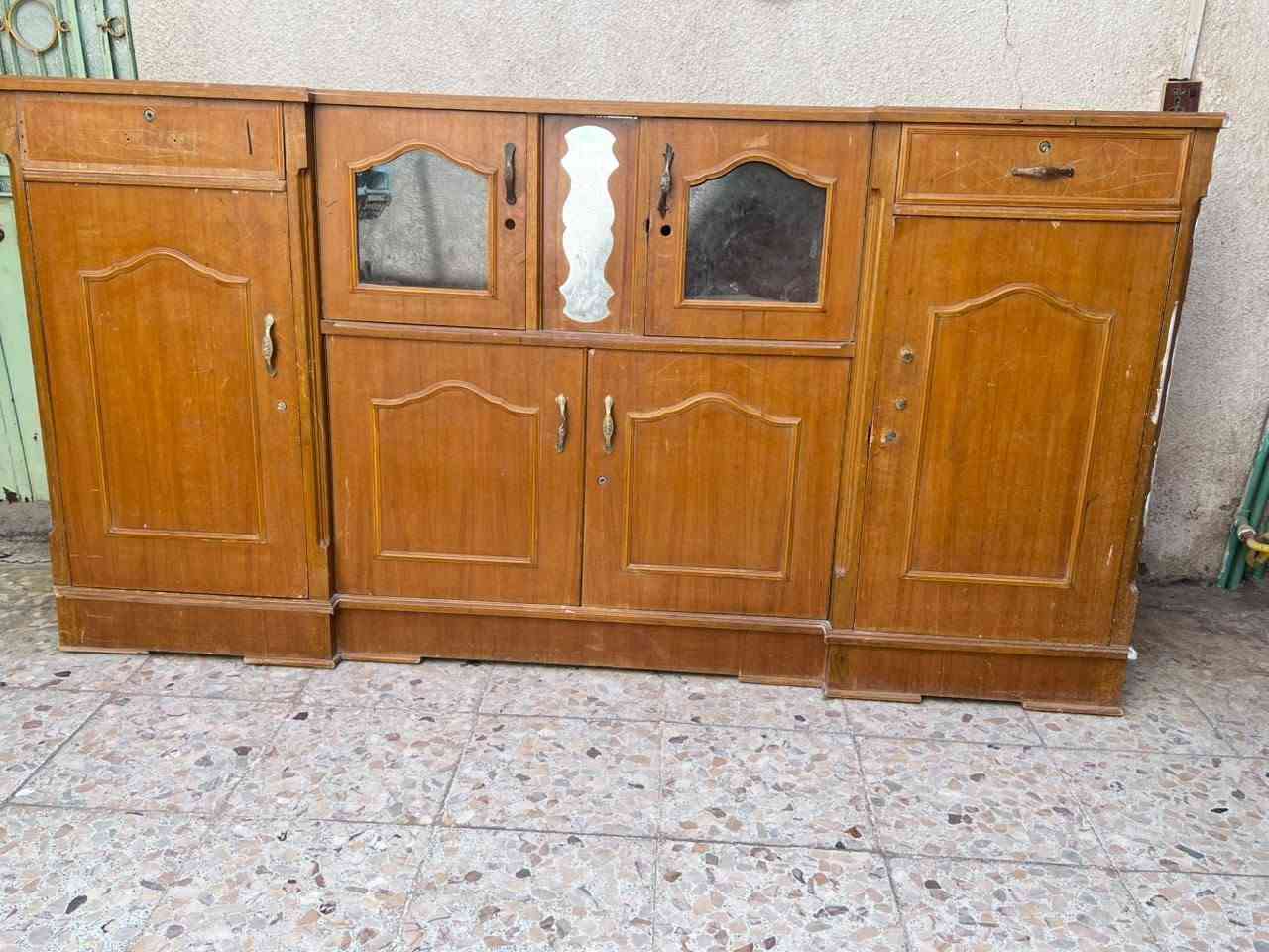 بوفيه للبيع نظيفه السعر ١٥٠ وبيهه مجال للتواصل على الرقم ***********
