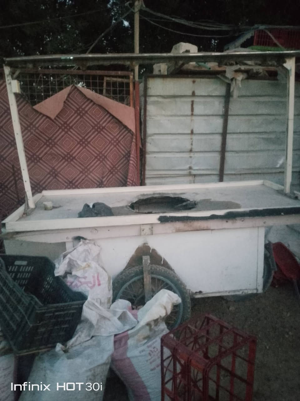 عربانه للبيع سعر 300بيه مجال رقم ***********

نص مكتوب في الصور:
- Infinix HOT 30i