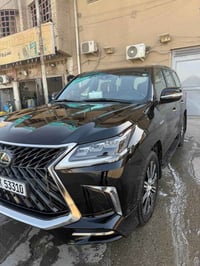 للبيع لاندكروز 2018 فول داخل احمر لون اسود  محرك 5700 V8  جكات  ستيرن ...
