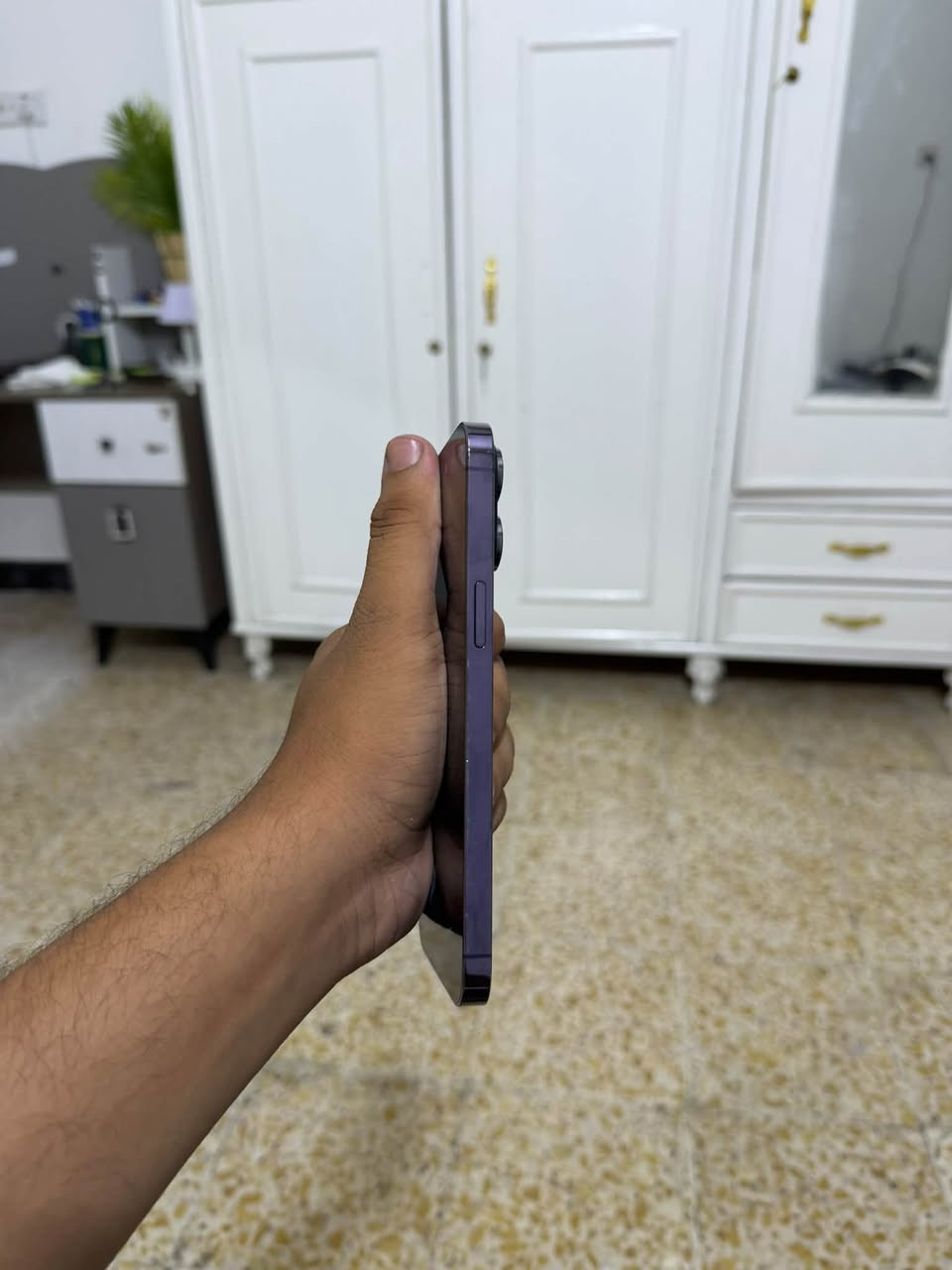 ايفون 14برو ماكس

ذاكره 256

بطاريه 77

جهاز نضافته كدام عينك بي شخط بلشاشه كلشي موضح بلصور

بدون ملحقات فقط كارتونه جهاز بلادي ما مفتوح ولا داخل صيانه 

سعره 725
بغداد الأمين الثانيه ***********

نص مكتوب في الصور:
- ٧:٥٦
- حالة البطارية والشحن
- رسالة مهمة حول البطارية
- حالة بطارية هذا الـ iPhone متدنية جدًا. يمكن استبدال البطارية عن طريق أحد مزودي خدمة Apple المعتمَدين لاستعادة المستوى الكامل للأداء والقدرة.
- العثور على خيارات الخدمة...
- الحد الأقصى للقدرة
- ٧٧٪
- هذا قياس لقدرة البطارية مقارنة بقدرتها عندما كانت جديدة. قد تتسبب القدرة المنخفضة بتقليل ساعات الاستخدام بين عملية الشحن والأخرى.
- أقصى قدرة للأداء
- ستساعد الأنظمة المضمنة في النظام والمكونات في تخفيف آثار الأداء التي قد تلاحظها أثناء التقدم الكيميائي في عمر بطارية iPhone.
- شحن البطارية المحسن
- للحد من استنزاف عمر البطارية، يتعلم الـ iPhone من عادات الشحن اليومية، بحيث ينتظر ولا يتجاوز ٨٠٪ حتى يحين موعد حاجتك إلى استخدامه.
- حول
- الاسم
- iPhone >
- إصدار iOS
- 27.0 >
- اسم الطراز
- iPhone 14 Pro Max
- رقم الطراز
- MQ9X3AA/A
- الرقم التسلسلي
- HH34TXX1CF
- سجل تاريخ القطع والخدمة
- الأغاني
- الفيديوهات
- الصور
- السعة
- ٢٥٦ غ.ب.
- متوفرة
- ٢٣٤,٨ غ.ب.
- عنوان Wi-Fi
- F0:1F:C7:19:14:58
- Bluetooth
- F0:1F:C7:22:5D:B7