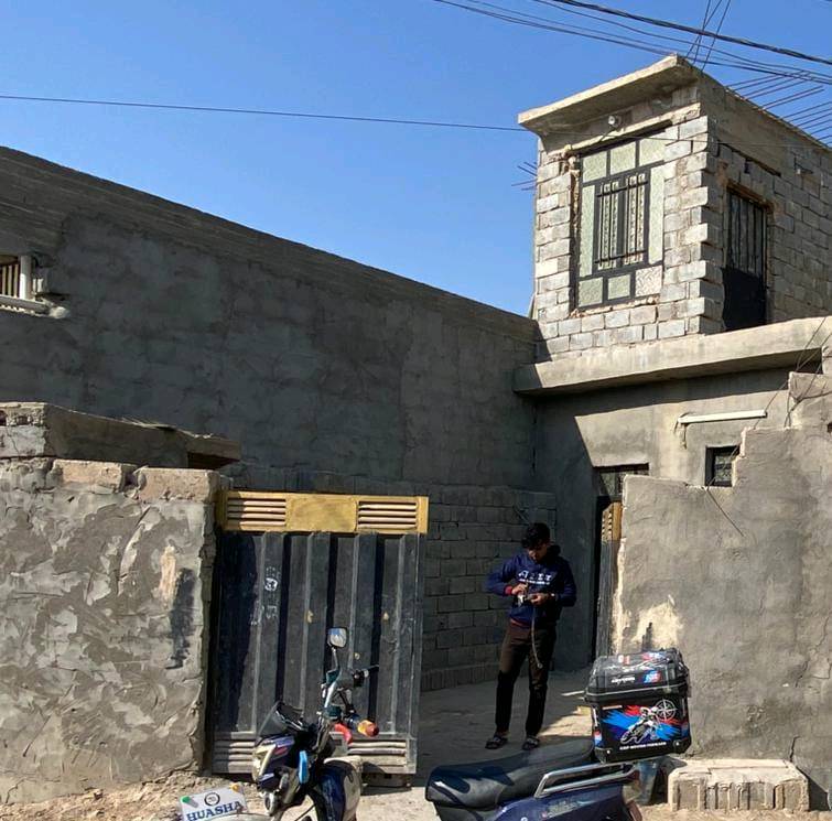 للبيع بيت مساحه  م١٢٠ طابو زراعي 25الفلوجه قريب جدا من مجمع الرحاب السكني غرفه وصاله ومطبخ وحمام ومناور 2 البيت كامل من كلشي سيراميك سخان و تانكي بس اسكن بي وكراج سياره ومحل صغير السعر 40 مليون وبي مجال