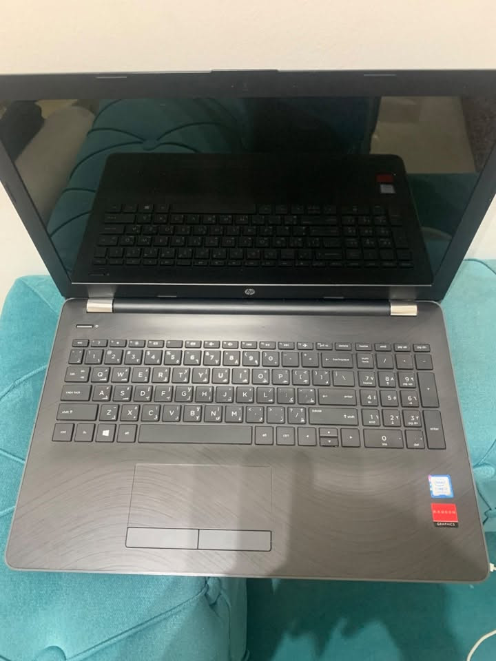 السلام عليكم لابتوب hp جديده كلش ممستخدمه كلش قليل نضيفه حتى الدكم ممديوسه وبرغي ممفتوح بيه تجي وتشوفهه بعينك بيه فقط فطر دطلعه من الجنطه فلتت من ايدي عل ميز مثل ما موضح ب الصوره 

، مواصفات الحاسوب هي:

* 💻 الموديل: HP Laptop 15-bs0xx
* 🧠 المعالج: Intel Core i7-7500U
    * الجيل السابع
    * تردد أساسي 2.70 GHz
* 🧮 الرام: 12 GB
    * السرعة 2133 MHz
* 🎮 كرت الشاشة: AMD Radeon 530
    * ذاكرة 4 GB
    * بالإضافة إلى Intel HD Graphics 620
* 💾 التخزين: حوالي 932 GB متاح/ظاهر للنظام، وغالبًا القرص سعته الأصلية 1 TB.
* 🪟 النظام: Windows بنواة 64-bit

السعر ٤٠٠ الف 
***********

