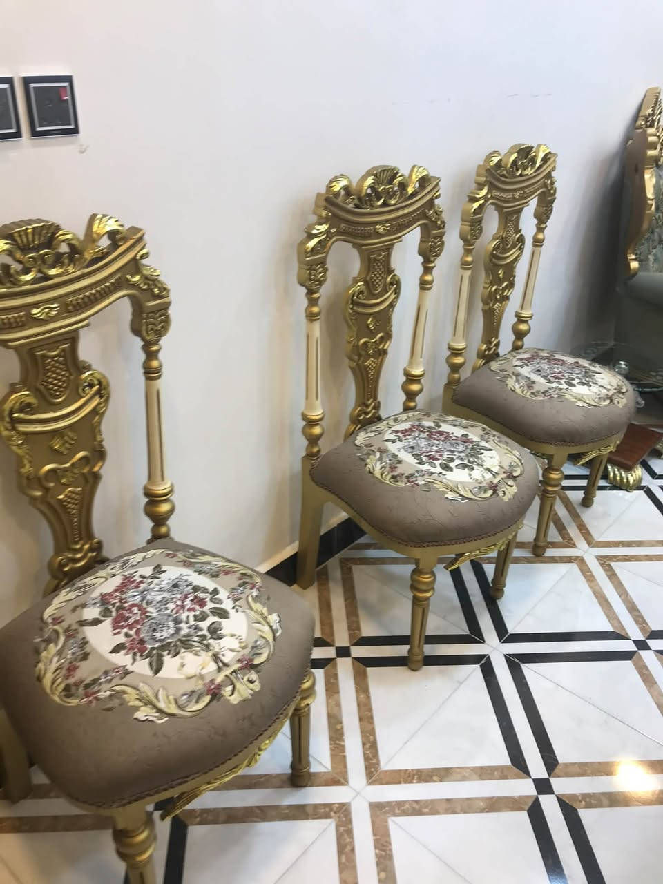 السلام عليكم ميزطعام مصري  وست كراسي  بي  كسر بسيط بل الجامةللبيع السعر  مليون وسبع مية
1700/000الف للاستفسار 
***********

نص مكتوب في الصور:
- السوق المفتوح opensooq.com