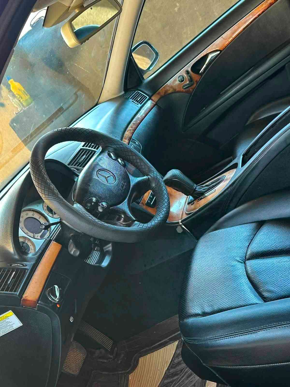 للبيع او للمراوس حسب الرغبة
مارسدس E_clas 350 المرغوب عقل فوك
المديل 2009 .
رقم وهزه وسنوية جدد بأسمي
سيارة مكفوله مابيها صبغ 
تبريد مكينه كير بلكارتون حدادية جديده
تخم تاير ويل نجمه الماني اصلي 
مواصفاته : 
فتحته سقف طكتين 
برده خلفية كهربائي 
كشنات كهربائي+ تدفئه تبريد 
زراك لايت
حساس امامي خلفي 
اشاير بالمري 
جلد 
شاشه 
سماعات دمام
دبل كزوز 
تويل ويل 
لايت داينمك 
السيارة ما ناقصها لو برغي 
السعر  تصل وبيك خير ودلل
مكانها بابل المسيب. 
***********
