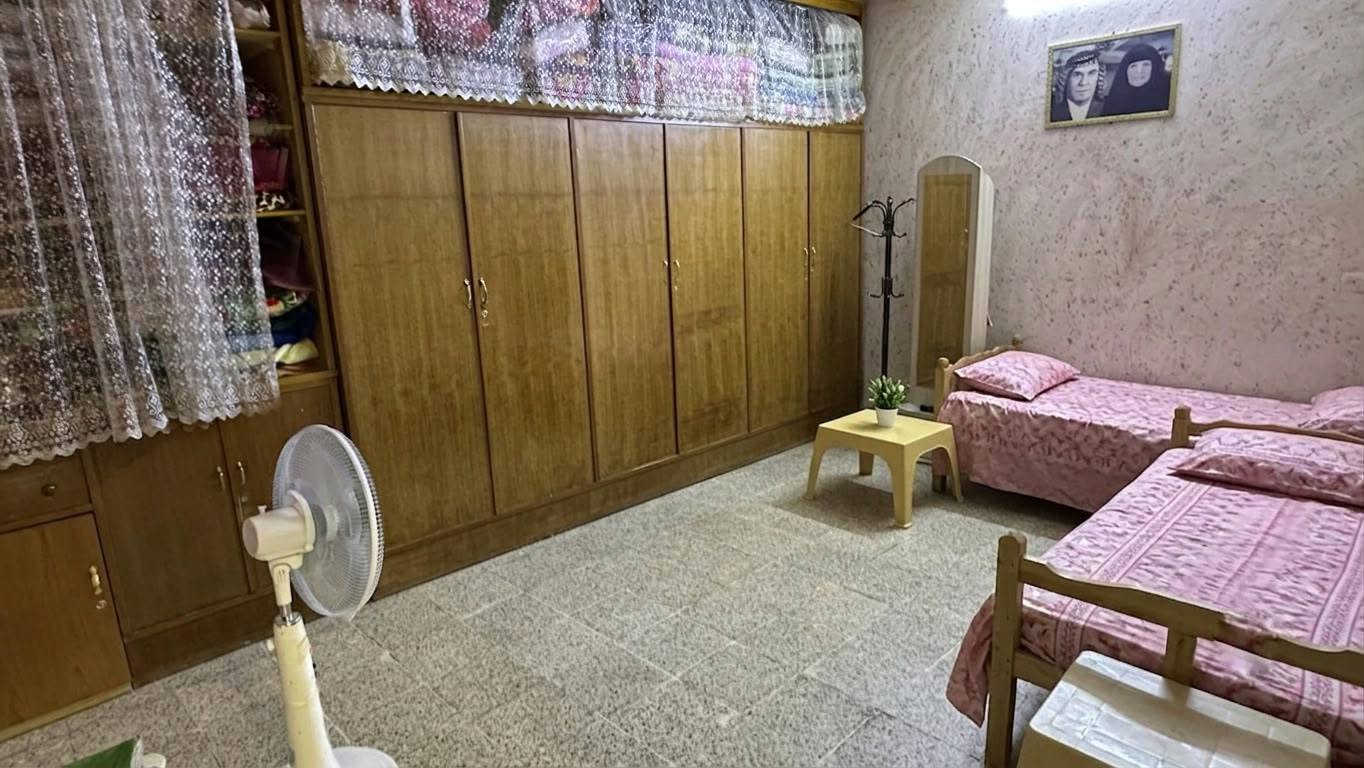 دار للبيع مساحة 216م
واجهة 12م
نزال18م
استقبال و مطبخ معزول حولي درج  
و 2 نوم وكراج وحديقة 
........
موقع الدار.الصحة
.....؟
يوجد لدينى منصه عقاريه للستفسار الاتصال بمكتب دلالية الامين بادارة أبو ايمن الحميداوي 
***********@
