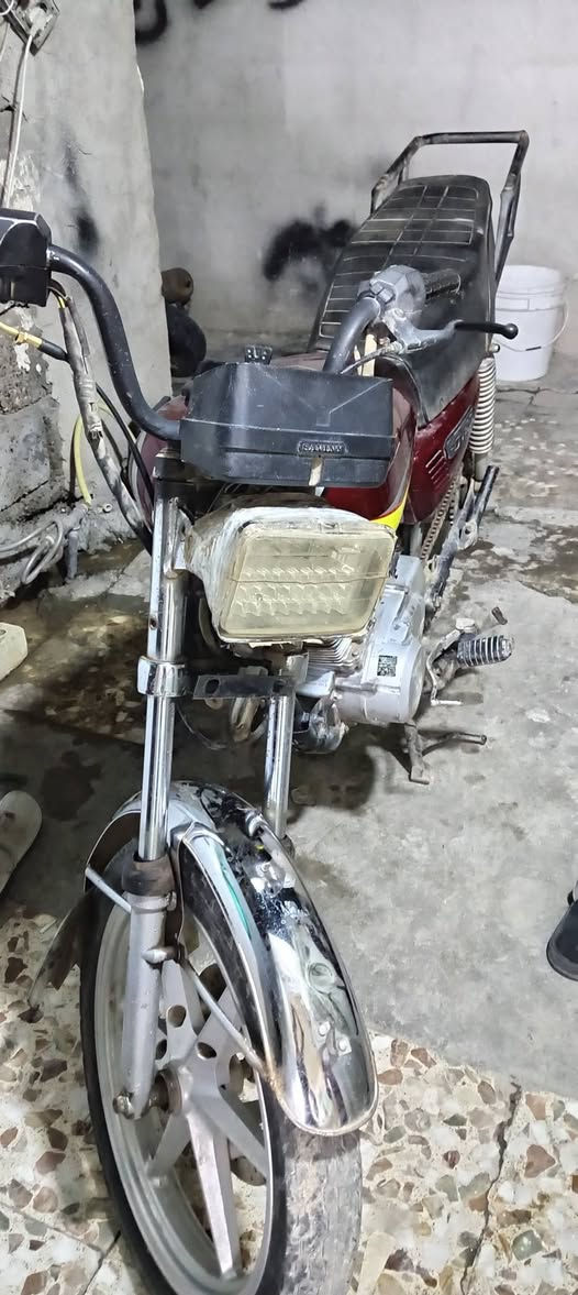 سلام عليكم دراجه ايراتي
نامه برو 4كير 
مديل 23
محرك ما مفتوح  بيه جكجكه مال تفيلس 
نقص اشاير يمنه يسره 
نقص صطاب لايت الخلفي 
نقص باتري 
الدراجه جانت متروكه 5 اشهر 
السعر 240 الف بيه مجال حك جيتك 
مكاني بغداد البياع تقاطع درويش 
*********** خط وتساب متواجد
