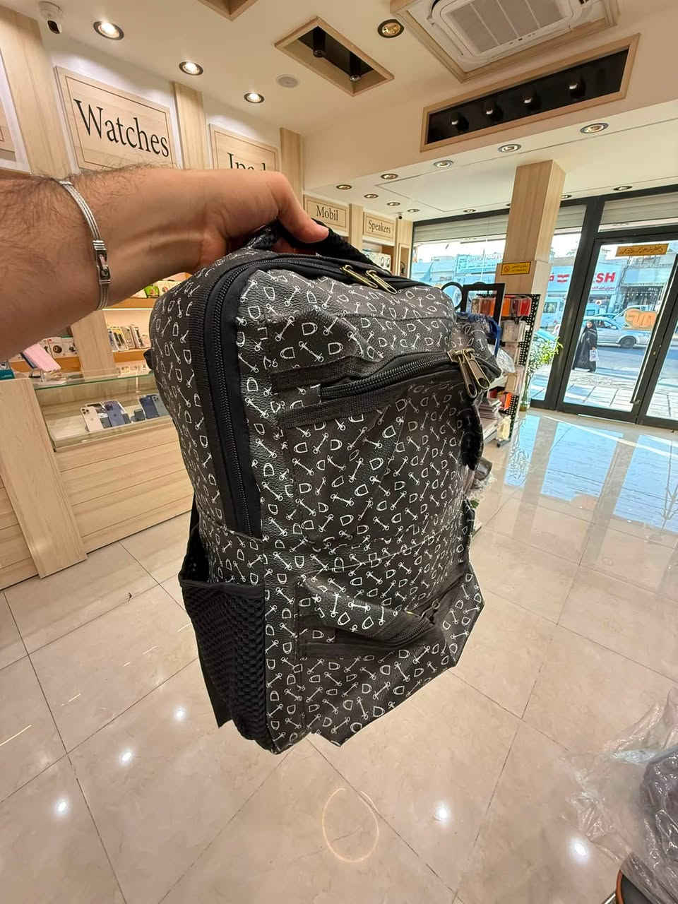 حقائب مدرسيه مشكل
موديلات ولاديه تصفيه محل 
عدد 35 قطعه مشكل 
كل 2 ب15 الف 
للاستفسار راسل 
***********
