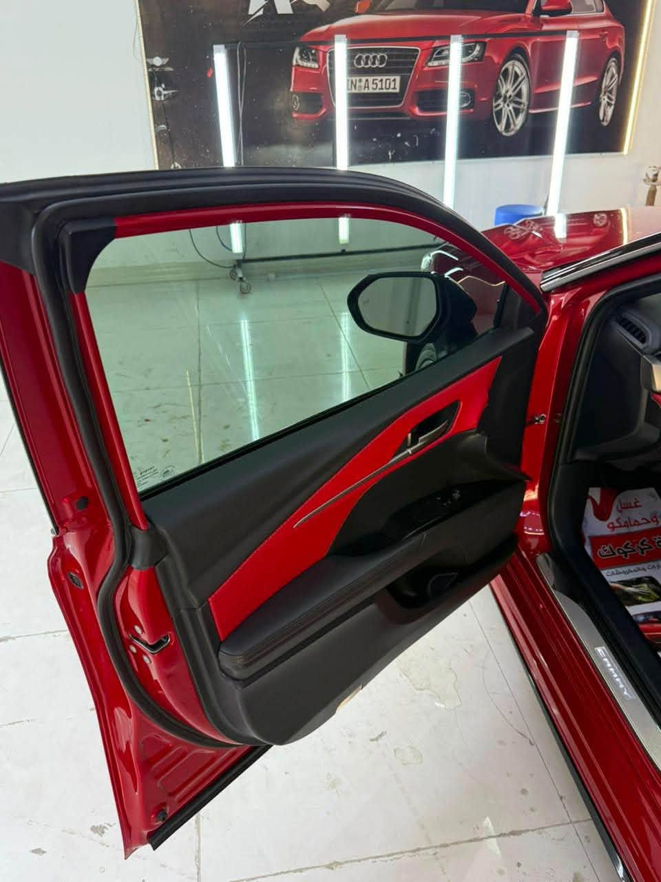 كامري xse 2025
* ⁠* لون أحمر Supersonic Red.
* جنوط رياضية 19 إنش.
* سبويلر خلفي.
* مصابيح LED أمامية وخلفية.
* فتحة سقف بانورامية.
* مرايا كهربائية مع إشارات LED.
* داخلية حمراء Cockpit Red.
* مقاعد جلد رياضية.
* مقعد السائق كهربائي مع ذاكرة.
* مقعد الراكب كهربائي.
* تدفئة وتبريد للمقاعد الأمامية. 
الشاشات والتقنية
* شاشة عدادات رقمية 12.3 إنش.
* شاشة وسطية 12.3 إنش.
* Apple CarPlay و Android Auto لاسلكي.
* شاحن لاسلكي.
* Digital Key (فتح وتشغيل بالجوال حسب التجهيز). 
* نظام JBL Premium Audio.
* 9 سماعات مع ساب ووفر. 
الداتا شو (HUD)
* عرض السرعة والملاحة والتنبيهات على الزجاج الأمامي.
* مقاس 10 إنش. 
* رادار أمامي.
* مثبت سرعة ذكي.
* المحافظة على المسار.
* نقطة عمياء.
* تنبيه حركة المرور الخلفية.
* حساسات أمامية وخلفية.
* كاميرا خلفية. 
* هايبرد 2.5 لتر.
* 225 حصان (دفع أمامي).
* ناقل حركة eCVT.
* صرفية ممتازة تقارب 20 كم/لتر. 

ملاحظة: الـ Dash Cam ليست قياسية في كل سيارات XSE، وغالبًا تكون مضافة من الوكيل 

سعر 270 بي مجال 
رقم ***********
جاملغ صبغ تعديلين بارد صغار
