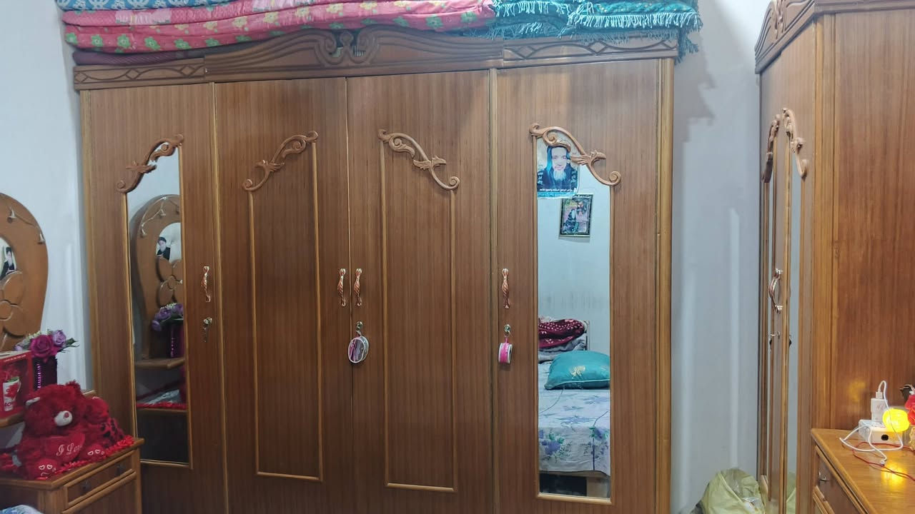 غرفة اخشاب جديدة استعمال قليل نوع الخشب صاج الاصلي  السعر 1250 وبيهة مجال للاستفسار
***********
