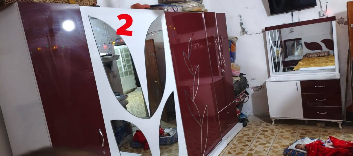غرفتين نوم • نظافة ٨٠٪ • بوفية خشب