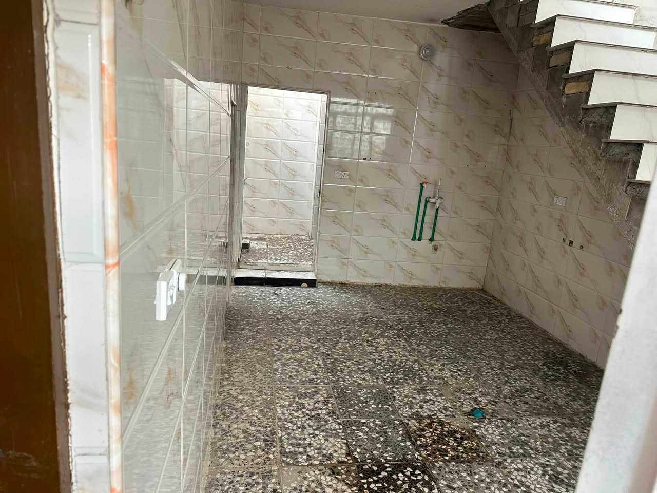 سلام عليكم بيت البيع مساحه 90م واقع حال  في ام الكبر ول غزلان مقابيل حي اور شارع ازويني جاي منه يم مخبز الروعه الستفسار*********** /
