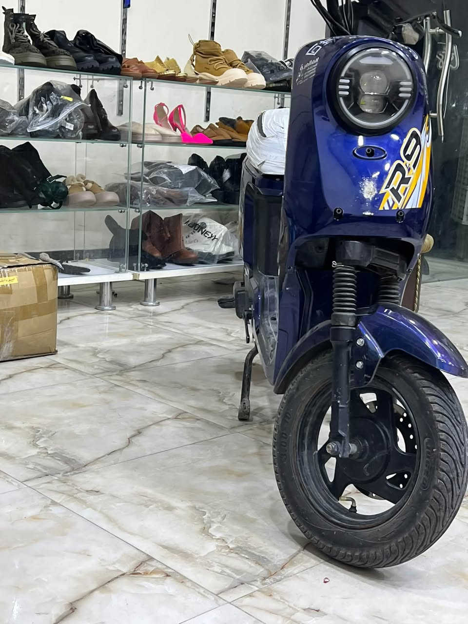 سلام عليكم
درجة R9 لبيع 
تايرات جديدة 
بطاريات جديدة 
شاحنة جديدة 
موديل 24
لون مميز بنفسجي 
كلشي شغال بيها 
بسّ الهورين يحتاج تبديل 
درجة بيها شخوط بسيط مثل ما موضح بالصورة 
ملاحظة سويج ضايع موجود تشغيل اطفاء بصمة 
سعر ٣٢٥ بيها مجال ان شاءالله 
تواصل خاص او واتساب 
***********
