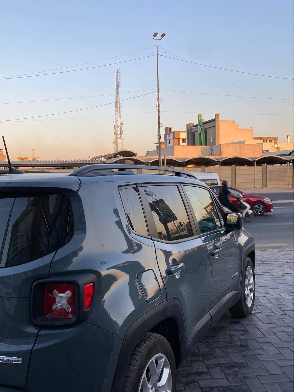 سلام عليكم 
Jeep Renegade
موديل 2018 
مكينه 2400 المرغوبه 
ممشه السياره 105000 الف Km
لون اسمنتي مميز 
رقم بغداد باسمي السياره 
حادث السياره جنطه مبدله اصليه نفس الون وهنا بالعراق انطخ الجاملغ الامامي وصبغته نص 
السياره بدون اي دواخل 
مواصفات 
بصمه + بصمه ابواب +تشغيل عن بعد 
مثبت سرعه 
شاشه كبيره 
كامره 
قماره كشف 
كشنات مخمل
تخم تايرات جديد مصار اسبوع من شادهن
السياره كلش حلوه ونظيفه ومناقصها اي شي 
مكان السياره بغداد شارع فلسطين 
سياره رايدها 108 $ وبيها مجال 
*********** بغداد, العراق
