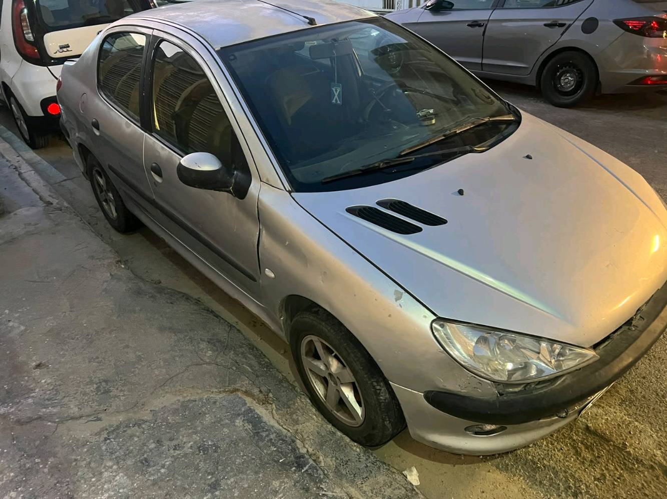 بيجو فرنسي 206 موديل  2009 كير أوتماتيك كايم الكير مالتهة التبريد مشحون و مبدل الكمبريسر مالتهة بواحد أكبر بس الفيشه مال الفان مال الثلاجه مايعه