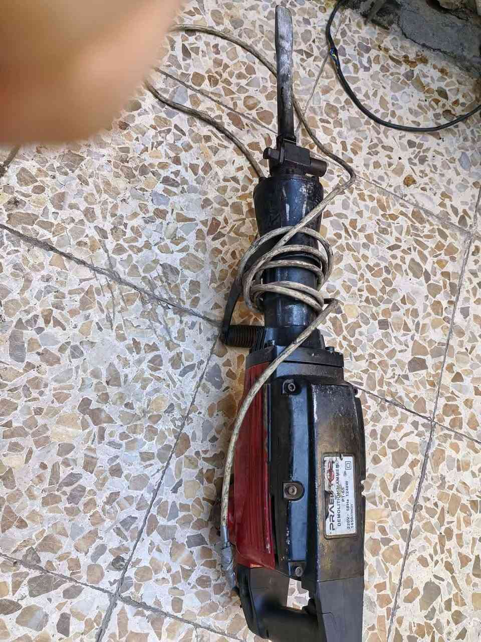 السلام عليكم متوفر عدنا ادريلات جك همر
مع كوسرات  البيع
شرط الفحص 
مكاني بغداد مدينه الصدر 
***********

