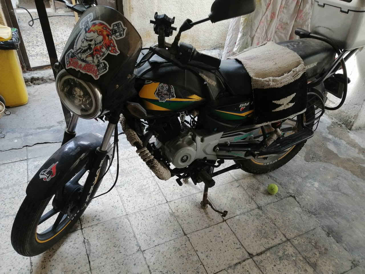 السلام عليكم شباب.. للبيع دراجة باجاج بوكسر 150 (Bajaj Boxer) موديل 2022 ونظيفة جداً وبحالة ممتازة.

المواصفات والنظافة:

الموديل: 2022.

الأوراق: مرقمة كربلاء، سنوية كاملة وجاهزة لوكالة أو تحويل مباشر.

المحرك: 150 سي سي، محرك بلاد بحالة الوكالة، ناعم جداً وبحالة ممتازة (شلعته وتكبيسه توب والتجربة خير برهان).

التشغيل: سلف كهربائي شغال من أول دكمة + هندل احتياط.

الكهربائيات: كلها شغالة وجاهزة (أضواء، إشارات، وهورن).

الإضافات والتعديلات:

مجهزة بـ صندوق خلفي سعة كبيرة للأغراض والمتاع.

غطاء مقعد (كشن) مريح ومميز.

الدراجة مكحلة ومعدلة ترتيبات حلوة ونظيفة مثل ما واضحة بالصورة.

المكان والسعر:

المكان: بغداد - الحرية الثالثة.
واتساب فقط 077‪03952463

السعر المطلوب: 1.750.000دينار) وبيه مجال بسيط للشراي المحمل والجاد
