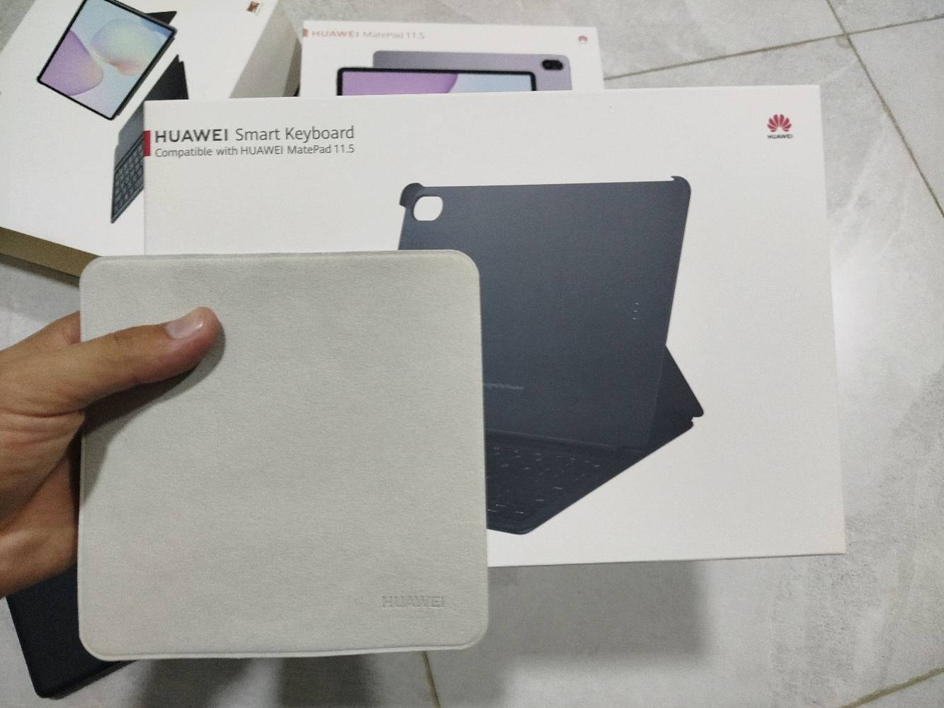 🔥 للبيع Huawei MatePad 11.5 2025 PaperMatte 🔥

📱 الجهاز:

• Huawei MatePad 11.5 2025 PaperMatte
• الموديل: TXZ-W09
• اRAM: 8GB
• التخزين: 256GB
• الشاشة: 11.5 بوصة 2.5K
• معدل التحديث: 120Hz
• شاشة PaperMatte مضادة للانعكاس
• البطارية: 10,100mAh
• شحن سريع 40W
• كاميرا خلفية 13MP
• كاميرا أمامية 8MP
• أربع سماعات ستيريو
• اWi-Fi و Bluetooth
• منفذ USB-C

⌨️ الكيبورد:

• ءHUAWEI Smart Keyboard الأصلي
• قابل للفصل
• يمكن استخدامه كحامل للجهاز
• مناسب للدراسة والكتابة والعمل

🔌 الشاحن:

• شاحن Huawei الأصلي 40W
• كيبل USB-C الأصلي

📍 الموقع: الموصل ، حي الكندي 

💰 السعر: 400,000 دينار عراقي

السعر قابل للتفاوض 

للتواصل خاص او على الرقم *********** 
متواجد على الواتساب
الجهاز عليه أي خدوش، ضربات، أو ملاحظات بالشاشة/الحواف/الظهر؟ وإذا أكو شي، وين مكانه وشكد واضح؟: 
الاطار مشخط خفييف بدون اي تأثير على الاستخدام مثل ما موضع بالصور
شكد مدة استخدامه تقريباً؟ وهل انفتح على أي تصليح أو تبديل قطع من قبل؟: 
مدة الاستخدام سنة و الجهاز ما مفتوح و لا واصل مصلح ابد
شكد وضع البطارية هسه؟ يعني هل تدوم زين وما بيها هبوط أو مشكلة بالشحن؟: 
البطارية ممتازة و ما تفقد شحن ابدا
هل كل الملحقات موجودة 100% مثل الكارتونة، الشاحن، الكيبل، والكيبورد الأصلي؟: 
نعم كل الملحقات الاصلية موجودة 
البيع منين بالضبط بالموصل، وهل تقبل المعاينة والتجربة قبل الشراء؟ وهل السعر نهائي لو بيه مجال للتفاوض؟: 
حي الكندي و اقبل المعاينة و بي مجال للتفاوض