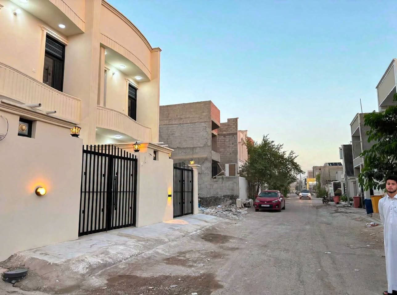 🏠 للبيع - دارين في دور الزراعة الثالثة 
الموقع: ديالى - بعقوبة - تقاطع القدس - دور الزراعة الثالثة
موقع مميز وخدمات كاملة

المساحة والبناء:
• مساحة كل دار: 100م • الواجهة: 5م / النزال: 20م • البناء: طابقين • دارين متجاورات للبيع (ينباع كل واحد وحده) 
التقسيم الداخلي:
• إستقبال • صالة مع مطبخ • غرفتين نوم • 3 دورات مياه (داخلي + خارجي - شرقي وغربي) • سطحين 
المواصفات:
• أرضية بورسلين • سحبات مغربي • الواجهة مغلفة فوم تركي • أبواب قاصة حديد • الداخل جص وبورك • السطح مغلف بمواد عازلة ضد الرطوبة 100% 
الخدمات:
ماء + مجاري + تبليط + كهرباء - كاملة وجاهزة للسكن

نوع العقار:
طابو زراعي سند 25 ملك شخصي
للأستفسار أكثر اتصل على الأرقام التالية او على الخاص
*********** ـــ ***********
مكتب الجزيرة لبيع وشراء الأراضي والدور السكنية والتجارية
لطفاً لا نتعامل بالإيجار

نص مكتوب في الصور:
- عقار الجزيرة للأراضي والدور السكنيه *********** ***********
- عقار الجزيرة
- للأراضي والدور السكنيه
- ***********
- ***********