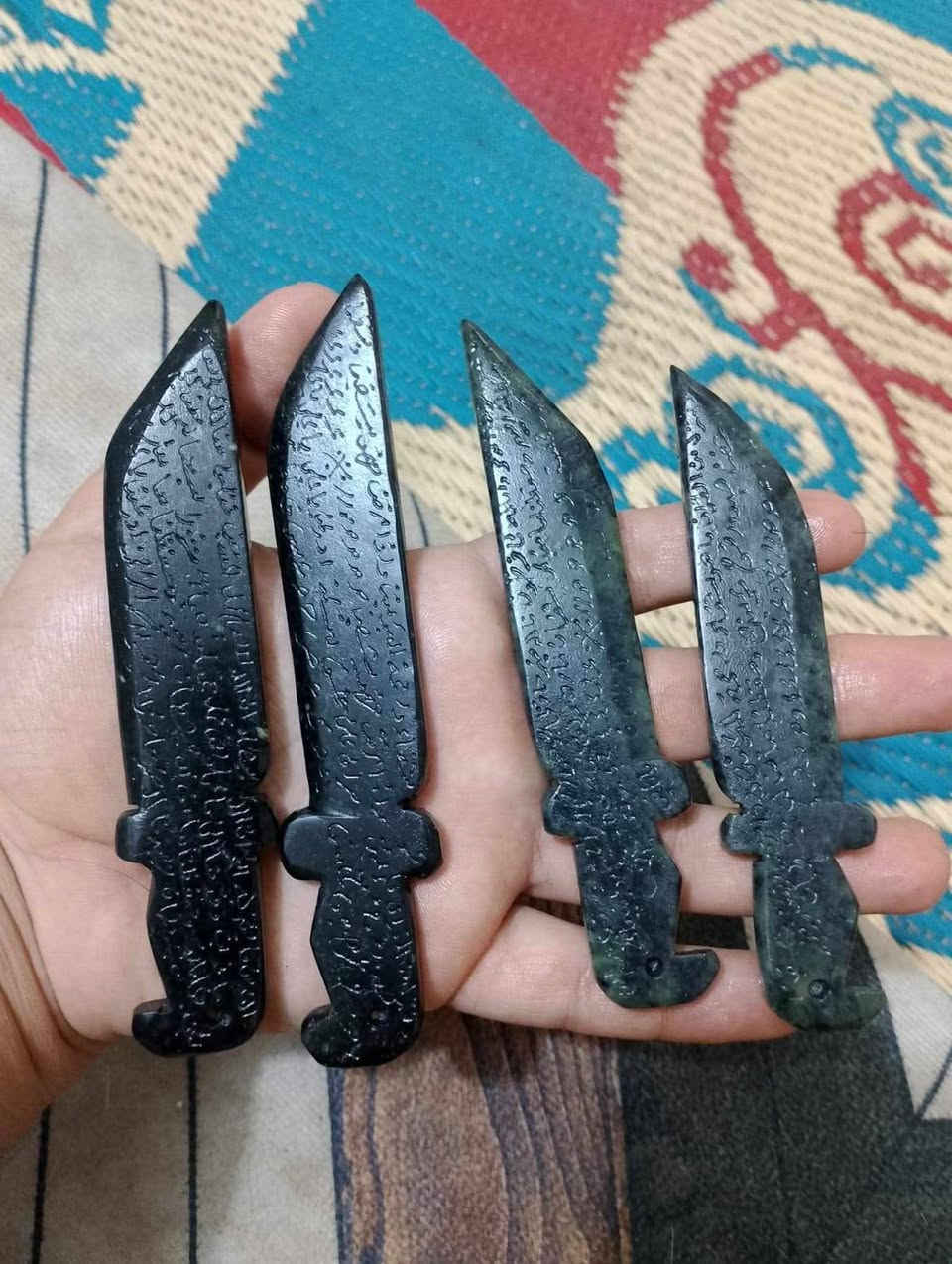 عباس اباد افغاني حجم كبير تحصين مال بيت حفظ شفاء 
أبطال السحر.........
شكل سيف + شكل سمكه 
منقوش ايات قرانيه من جهتين 
متوفر جمله و مفرد 
للاستفسار مراسله الصفحه 
واتساب***********
