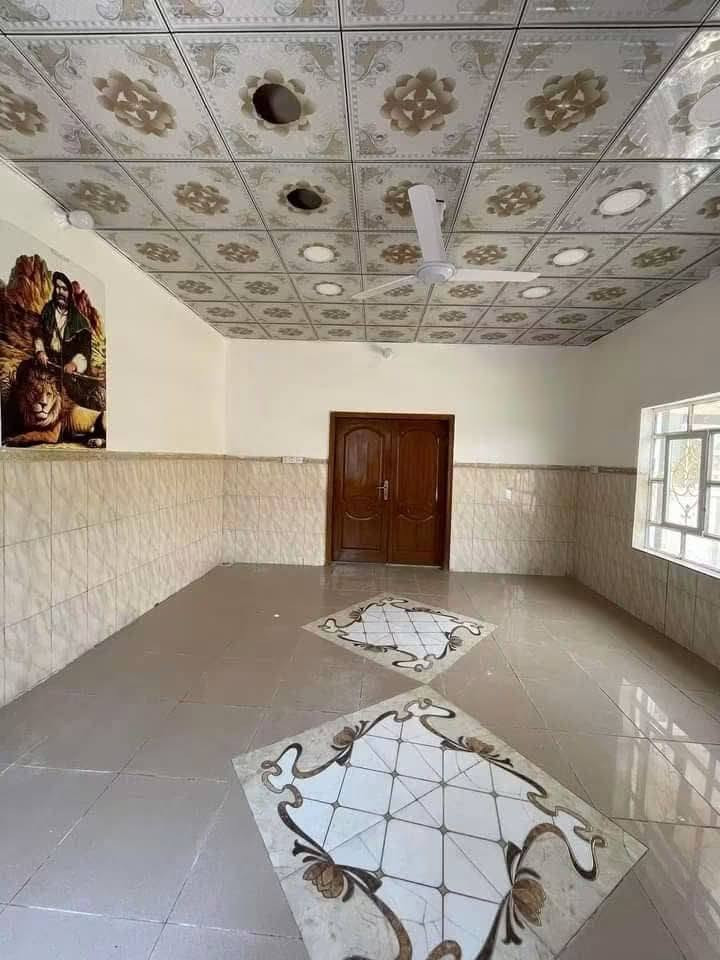 سلام عليكم 
دار للبيع في محافظه كربلاء المقدسه 
قرار سند ٢٥ طابو زراعي 
المساحه الكليه ١٨٠للدارمتر
تحت البناء ١٢٠ متر 
يتكون الدار من 
الطابق الاول#  استقبال +صاله مفتوحه عل مطبخ + غرفه + صحيات + منور خلفي 
الطابق الثاني# يحتوي على غرفتين كبيره 
حديقه كبيره + كراج + صحيات خارجيه 
الحي يحتوي على كافه الخدامات الاساسيه 
خط ماء عدد ٢ 
خط كهرباء عدد ٢ 
خط مولد 
مدارس+ مستوصف صحي + صيدليه+ اسواق+ افران 
كافه الخدمات متوفره 📍
موقع الدار قريب مدينه الزائرين وجامعه كربلاء فريحه 
خلف شركه الرناء
‏‪***********‬‏ 

سعر البيت 87وبي مجال لشرااي
