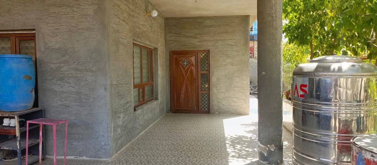 بسم الله الرحمن الرحيم 
 للبيع بيت طابو صرف سكني وليس زراعي قاطين  المساحة 480 واقع حال فوك ال 500 للبيع 
المكان خان بني سعد  حي الرسول فرع بيت كتاب ركن شارعين وقريب على الشارع الرئيسي كلش 
1/كراج يلزم 3 سيارات 
2/ حديقة مرتبة كلش ومسيجة 
3/مغاسل خارجية 
الطابق الارضي 
*استقبال كبير +صحيات خطار 
*هول كبير 
*صالة كبيرة 
*غرف نوم عدد 2
*مطبخ حار +بارد +ملحق مطبخ تنور 
*مخزن غذائية 
* صحيات داخلية 
الطابق الثاني 
* غرف نوم عدد 3 مع غرفة اطفال صغيرة عدد1
*صحيات متكاملة 
*صالة كبيرة 
البيت متكامل من ناحية ديكورات السقوف والجدران ..
يرهم مراوس في بيت بعقوبه 
للتواصل على الرقم 
***********
