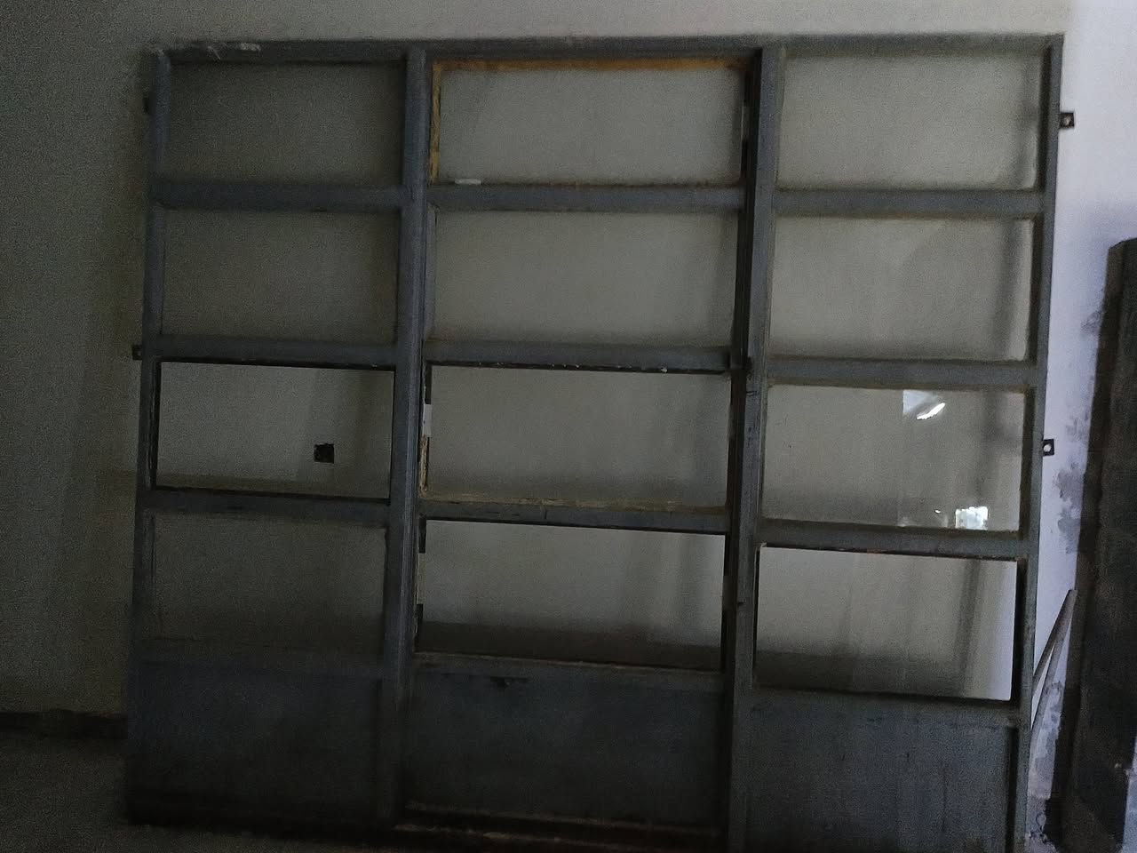 جام خانه حديد تكمه
العرض مترين و٦٣
والارتفاع مترين و٣٠ 
والباب سلايت 
***********
