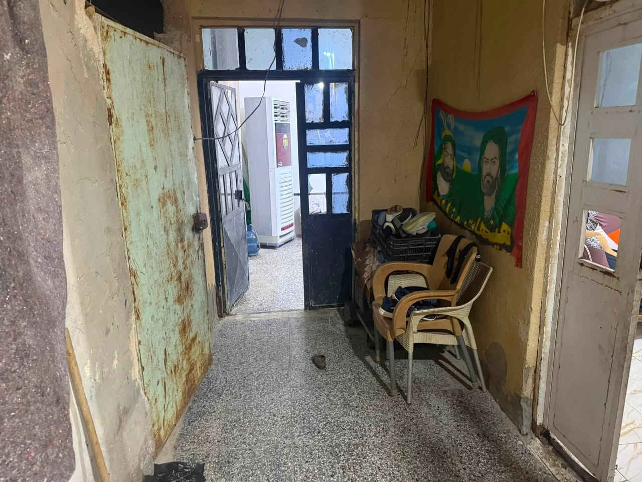 بيت ركن للبيع 117 م
يتكون من استقبال وصحيات خارجية 
وصالة ومطبخ وغرفتين و ترك و صحيات داخلية 
خلف المدارس الي قرب المستوصف الصحي 
للاتصال ***********
