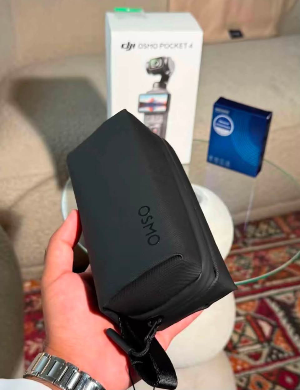 السلام عليكمdjl osmo pocket4كامرة جديدة استعمال اقل الشهر كامل ملحقاتها موجودة نسخة الcomboللاستفسار ***********
