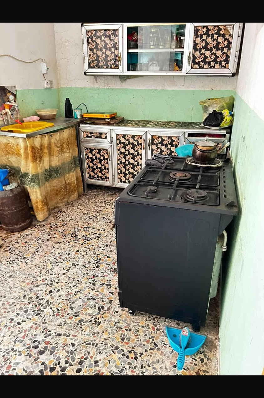 السلام عليكم بيت مساحه ١٠٠ متر للبيع في الحميدية قرب السوق الاول للاستفسار ***********
