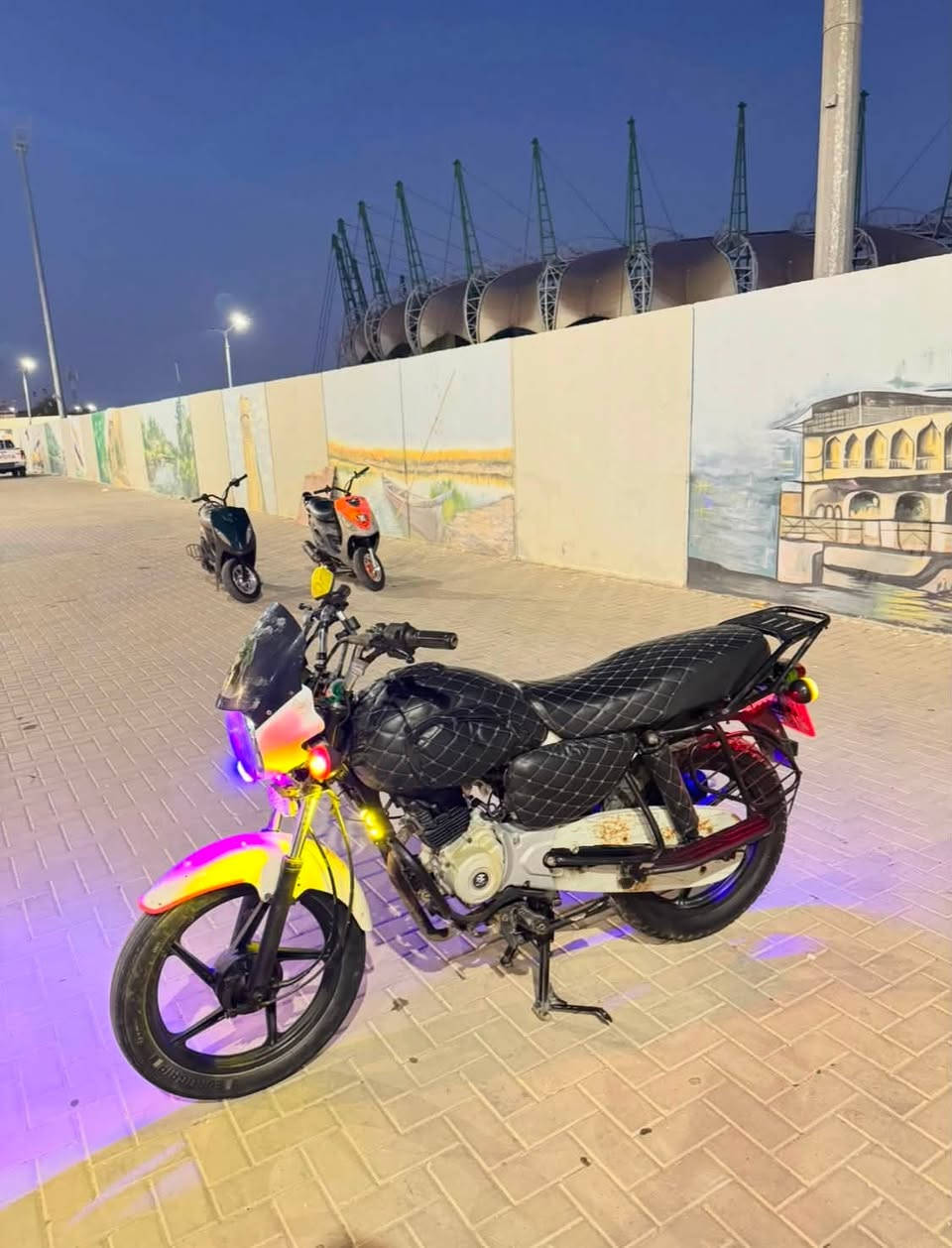 بوكسر 21 رقم وسنويه انكليزي شرط تحويل سنويه للـ2030 دراجه نضيفه كهربائيات كلها شغاله سلف اشاير لايتات شادله بلوجكترات اصليه 
مجفته تجفيت شركه ومكينه خرسه نهضه ومعدل فول سعره 1750 مكاني كزيزه رقمي ***********
