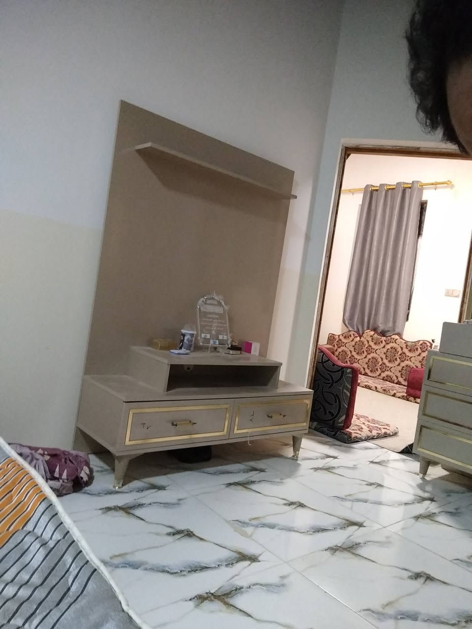 للبيع  غرفه 11 قطعه جديده بمعنى الكلمه ممستخدمه سعرها جوه سوك مليون ونص وياها دوشك ضغط الاصلي هديه 

*********** فقط واتساب 

*********** اتصال
