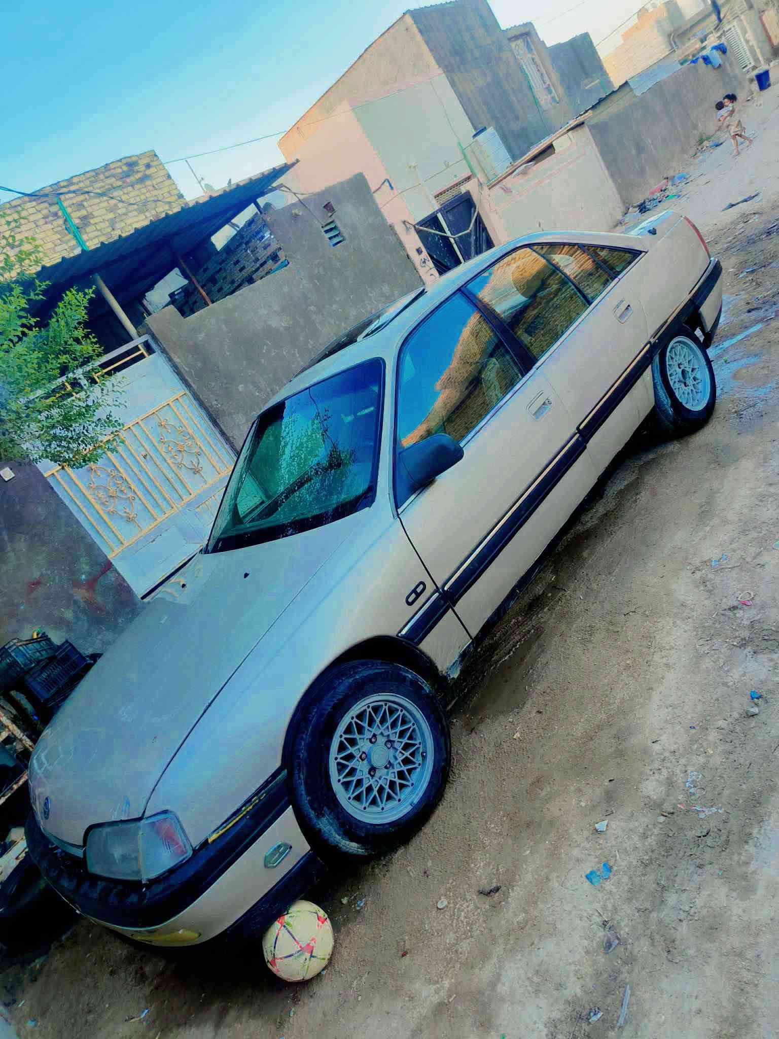 ***********

نص مكتوب في الصور:
- السلام عليكم للبيع اوبل اوميكا موديل 93 رقم نجف تحويل مباشر سنويه 27 فول مواصفات اربع تجاوي فتحه بالقماره كير اوتوماتيك محرك جديد سياره جديده مال جناي حداديه خلفيه واماميه جديده كهربائيات كلها شغاله سعر 20 وبيها مجال مكاني نجف