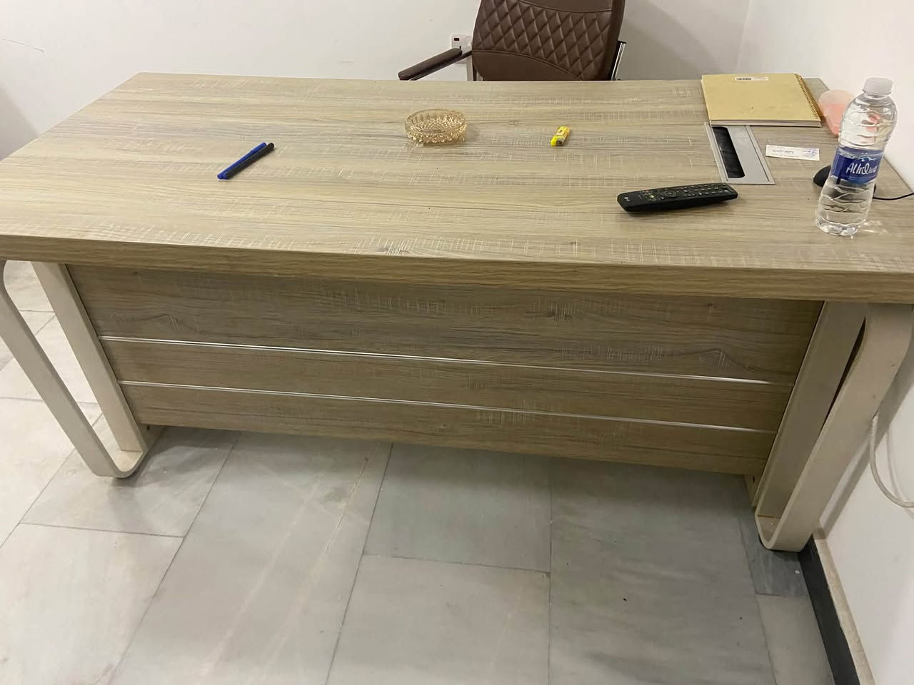 السلام عليكم منضده مستخدمه للبيع
سعر ١٥٠وبيهه مجال 
ميز مكتبي نفس البصوره 
١٥٠وبي مجال. العنوان الشعله
