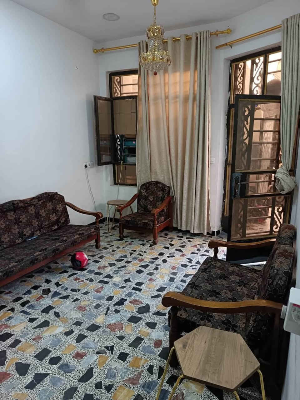 السلام عليكم دار للبيع المساحه 100 الواجه5 النزال 20 يحتوي على ثلاث غرف نوم او صاله او مطبخ او صحيات حي جهاد. الطائي. للاستفسار ***********. سعر مناسب.
