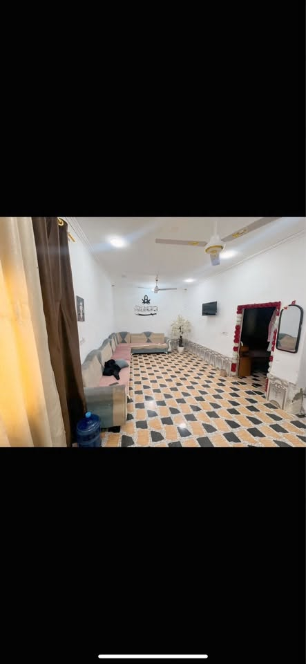 دار للبيع 100 متر سند 25 بأسمي يحتوي على غرفه وصاله ومطبخ واستقبال حماامات خارجيه بناء حديث السعر 32 
خلف الملعب بكاع لفته متوفر كل الخدمات
***********
