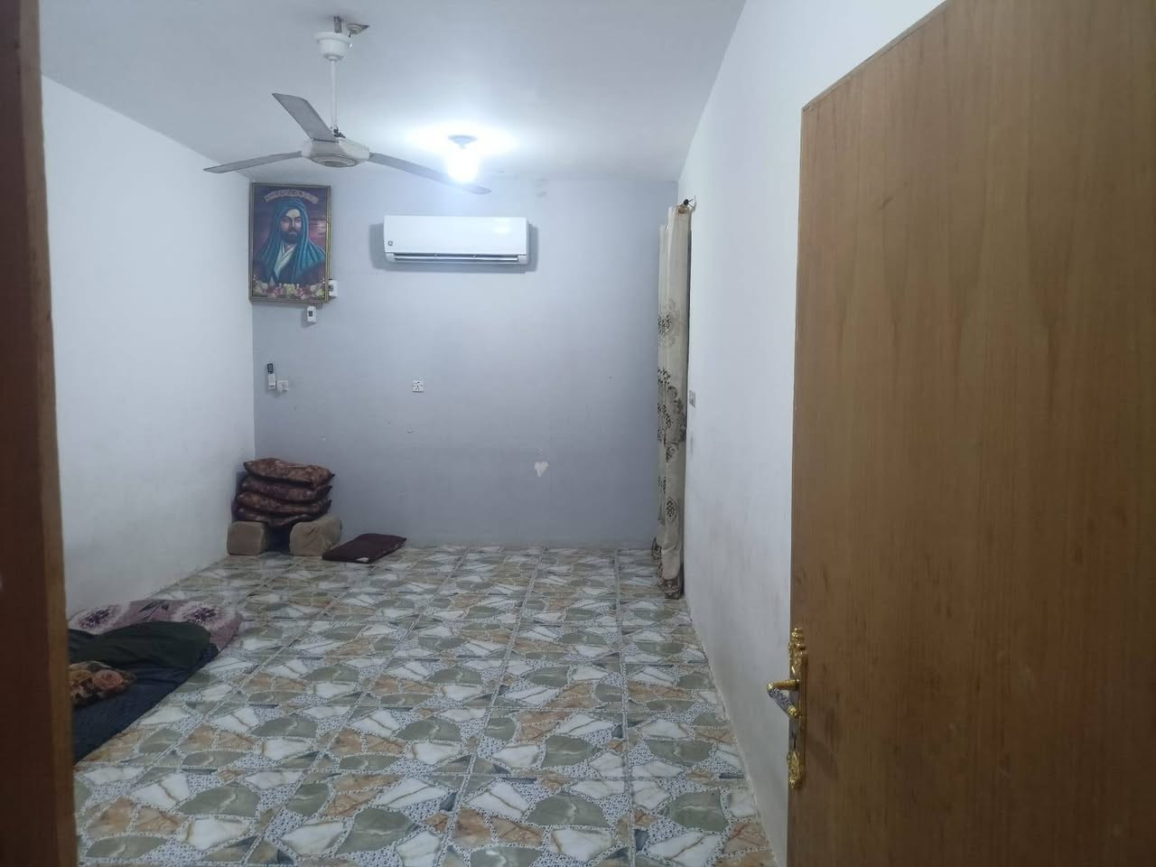 ---

🏡 دار سكن للبيع – موقع تجاري مميز

📍 الموقع: على شارع المقرنص (شارع السوق) – موقع تجاري ممتاز. في حي الرحمه

✅ مواصفات الدار:

المساحة: أكثر من 100 م²

الواجهة: 8 أمتار

العمق: 13 مترًا

غرفة نوم

صالة كبيرة

غرفة استقبال

مطبخ 

صحيات

طارمة

الدار نظيفة وجاهزة للسكن.

💰 السعر المطلوب: 50 مليون دينار عراقي (قابل للتفاوض مع الجادين).

📞 للاستفسار والمعاينة:

***********

*********** (واتساب)

📸 الصور المرفقة توضح جميع أجزاء الدار.

فرصة مناسبة للسكن أو للاستثمار بسبب موقعها التجاري المميز، وللاستفسار يرجى الاتصال أو مراسلة واتساب.
