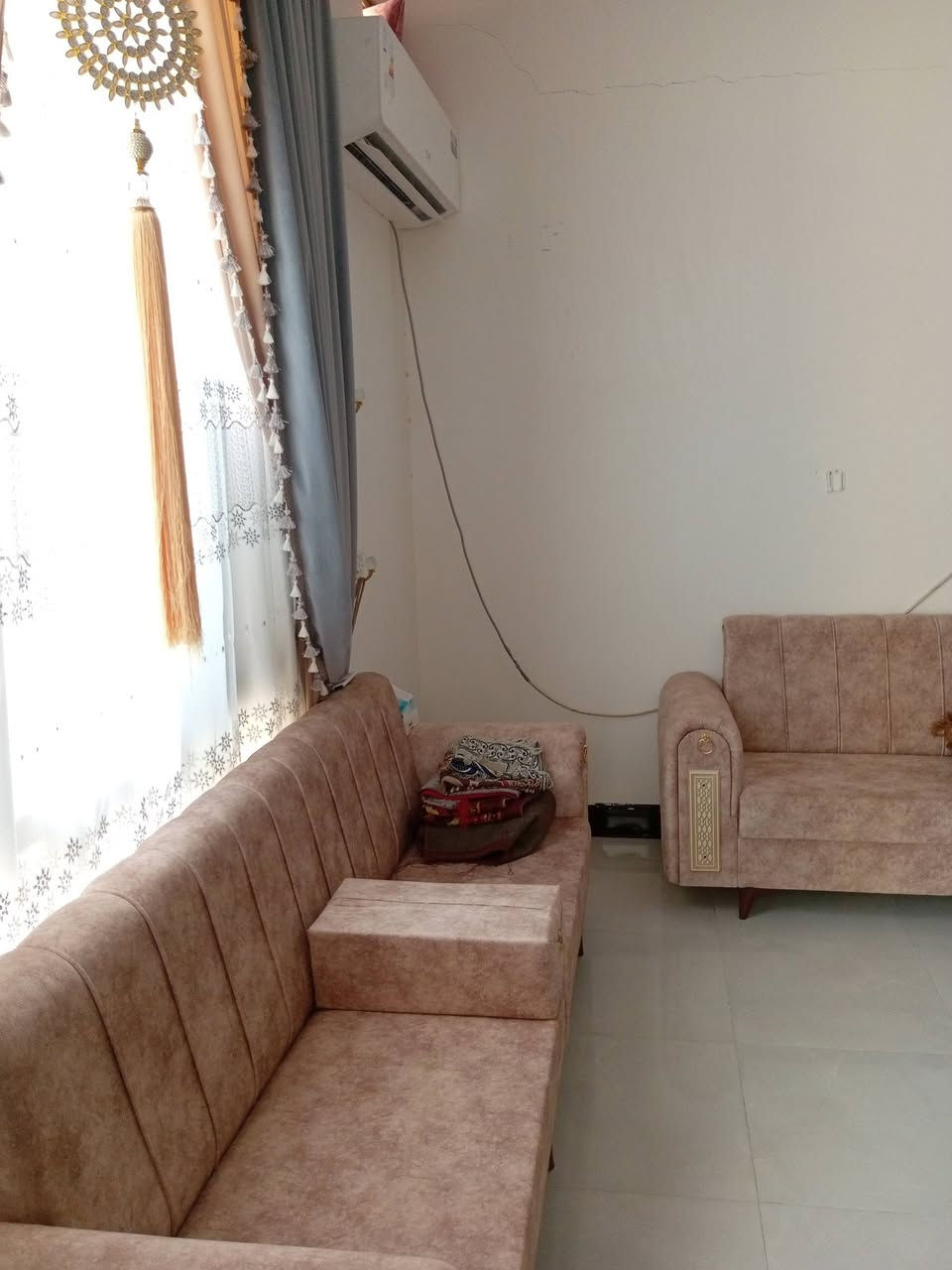 دار للبيع طابو زراعي 360م حي الحوراء قرب الحسينيه مساحه 360م ركن 3شوارع عرض الشارع 7م طابقين الاول يتكون من غرفتين واستقبال وصاله ومطبخ حار وبارد مع مجموعتين صحيات  مع منور وكراج واسع مع حديقه كبيره علما الطابق الثاني غرفتين غير مسقف مساحة البناء 250 م للاستفسار ***********
