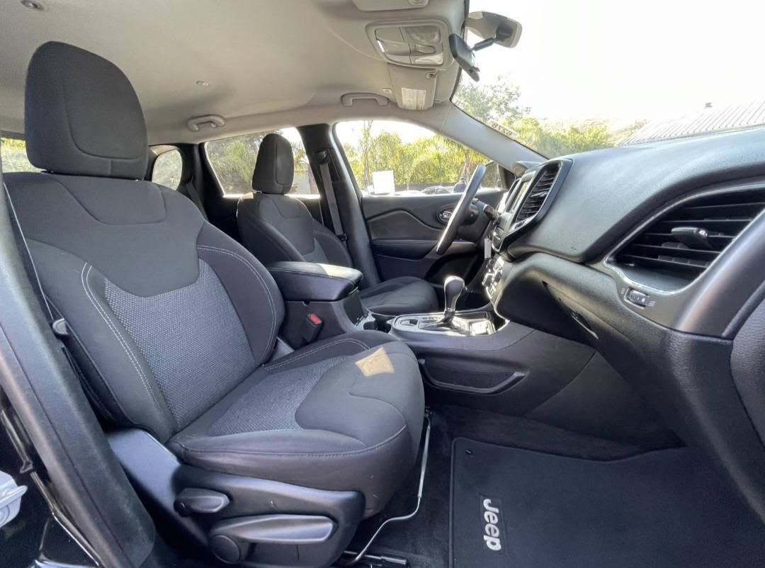 🚨 للبيع جيب شيروكي لاتودو 2019 🚨
🚙 الموديل: Jeep Cherokee Latitude
 📅 السنة: 2019
 🎨 اللون: أسود
 📍 الممشى: 93,000 
 ⚙️ المحرك: 2.4 لتر
 🔘 الدفع: 4×4
 ✨ السيارة نظيفة ومحافظ عليها
🔹 فئة Latitude
 🔹 محرك 2.4
 🔹 كير أوتوماتيك
 🔹 دفع رباعي
 🔹 تشغيل بصمة
 🔹 شاشة وسطية
 🔹 كاميرا خلفية
 🔹 تحكم بالمقود
 🔹 بلوتوث واتصال هاتف
 🔹 مثبت سرعة
 🔹 حساسات خلفية
 🔹 تكييف ٦ قطع
 🔹 زجاج ومرايا كهربائية
 🔹 جنوط ألمنيوم
 🔹 مواصفات أمان كاملة
📌 الممشى 93 ألف قابل للزيادة
💰 السعر: ١٢٥ 
 📍 الموقع: البصرة كرمة علي
 📞 للاستفسار:  ***********

نص مكتوب في الصور:
- السوق المفتوح opensooq