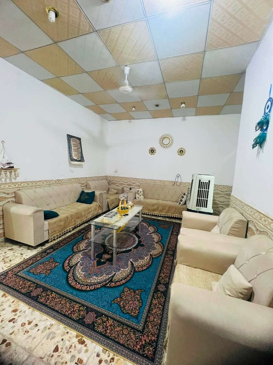 دار للبيع 100 متر مربع واجه 7 سند 25 طابقين الطابق الاول يحتوي على استقبال ومطبخ وصاله وغرفه وتخاريج داخليه وخارجيه الطابق الثاني يحتوي على غرفتين سيراميك وكاشي البيت نظيف السعر 45 العنوان شارع المطار نهايه شارع الشفلات ***********
