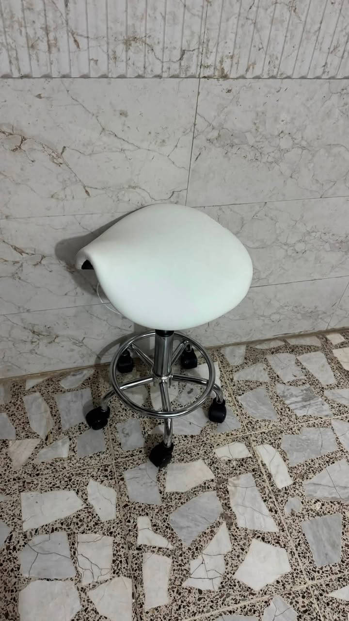 السلام عليكم اخوان هاذي القطعه طلعت بل الامزون كرسي دوار  متحرك بهذى الشكل قيم واخذ ***********

