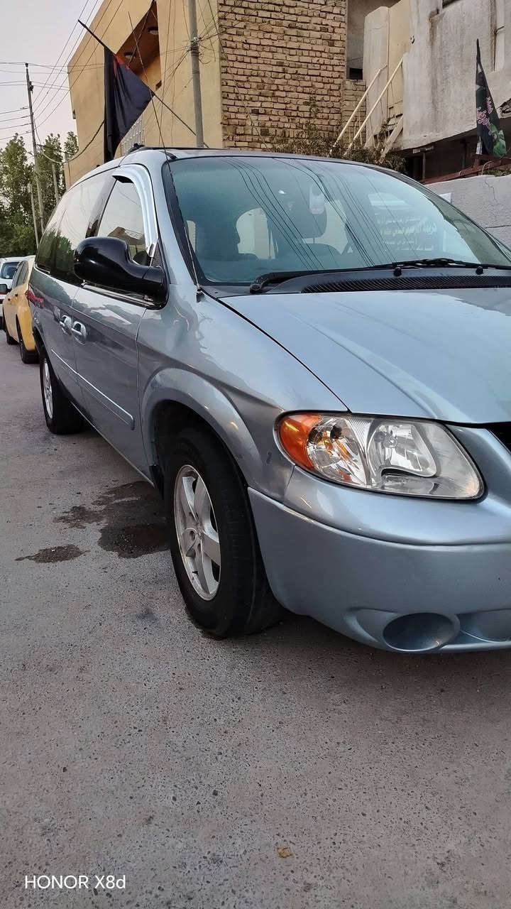 اسلام عليكم شباب
عندي دوج كرفان طويله 2005 SXT فول 
السياره حلوه وجاهزه
مواصفاتها
٣ قطع تبريد
كشنات بلع سياحي
البواب كهربائي بس الباب الايسر واكف ماطور والبقيه شغال
تايرات جدد
صدر جديد
لايت زونون
غرفتها نضيفه
رقم انكليزي 
بس منظومة التبريد عطلت قبل ٥ ايام
السياره مصبوغه حزام عده القماره
سعر ٨٥ ورقه وبيها مجال للطيبين
هذا رقمي واني بل خدمه ***********
بغداد حي الشباب
