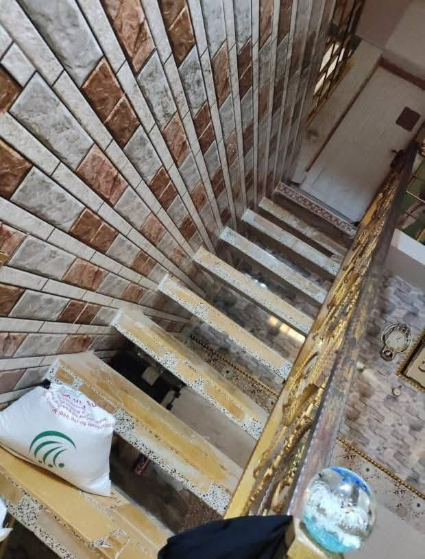 بيع سريع (سعر عرصة) 
بيت يحتوي على محلات ٢ ركن على شارع ٢٠م تجاري مقابل مجمع الاميرات مباشرة في حي النداء المساحة ٢٠٠م واجهه ١٠م ونزال ٢٠م صب سقف نظام خليجي شيلمان + صب ،
طابقين ٤ غرف نوم الارضي وحده و ٣ طابق ثاني وصالتين واستقبال ومطبخ ومجموعة صحيات 
-سنة بناء 2018 تقريبا 
-يُمكن بيع ٥٠م واجه ١٠ ب ٥ على شارع ٢٠ تحتوي على محلات ٢ او بيع العقار بأكمله 

-لمعرفة السعر علق ب ' تم ' يصل لك

-بقية التفاصيل كاملة والصور تواصل خاص او واتساب او فايبر ***********
