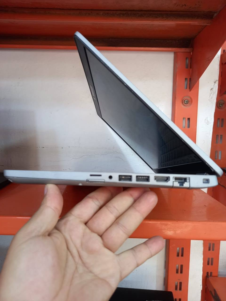 لابتوب دل  5410  dell
الجيل العاشر
المعالج كور اي 5 الجيل 10
الهارد    256    ssd  m.2
الرام  8.  ddr4 
كارت الشاشة  4 شير 
حجم الشاشة  14 
الشاحنة اصلية 
يحتوي على منفذين تايب سي للشحن او نقل البيانات
نظام التشغيل ويندوز 10 عربي انكليزي 
الملحقات شاحنة تايب سي  وجنطة 
السعر  285

***********
***********
يوجد توصيل

متوفر 
تتوفر مجموعة لابتوبات بأسعار مناسبة ومواصفات مختلفة

