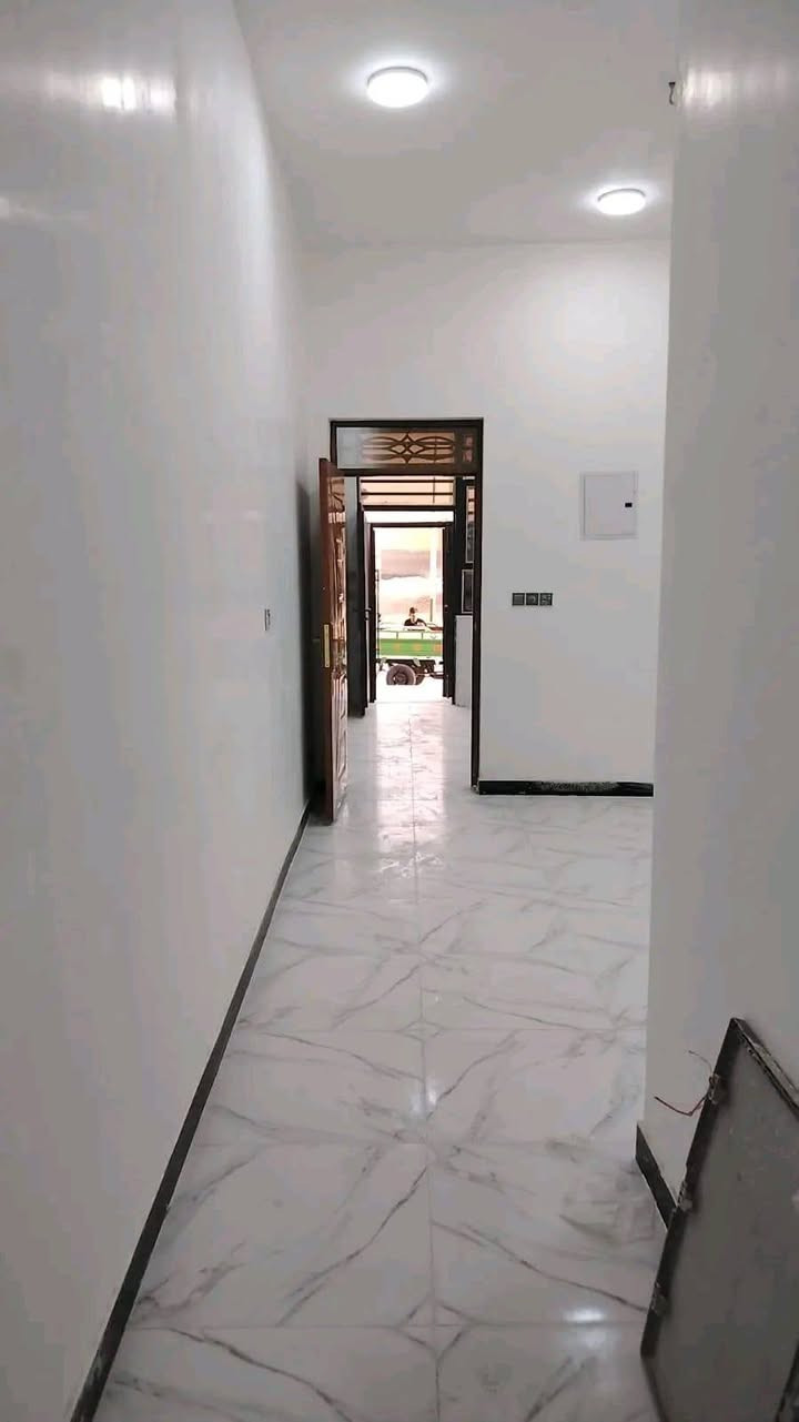 🏢 بناية استثمارية مميزة للبيع في الناصرية 🏢
📌 الموقع: الناصرية - حي الموحية - مباشرة على الشارع الرئيسي (قرب دار المسنين).
📐 المساحة: 200 متر مربع.
📏 الأبعاد: الواجهة 10 متر | النزال 20 متر.
📄 نوع السند: طابو صرف.
​✨ تفاصيل وتقسيم البناية:
البناية مصممة ومقسمة بشكل استثماري ممتاز وعزل تام، حيث تحتوي على:
​🔹 مشتملات عدد (2)
​🔹 شقق سكنية عدد (2)
​⚙️ التجهيزات والخدمات:
​جميع الوحدات (الشقق والمشتملات) معزولة تماماً ومستقلة بخدماتها.
​مجهزة بالكامل بـ: (سخانات مياه + ماطورات بوستر لضخ المياه + تانكيات + مغاسل).
​💰 العائد الاستثماري (الوارد الشهري):
​البناية مؤجرة حالياً بالكامل، مما يضمن لك دخلاً فورياً.
​الوارد الشهري الحالي: 1,750,000 دينار عراقي (مليون وسبعمائة وخمسون ألف).
​📞 للاستفسار والتواصل:
للمزيد من المعلومات أو لتنسيق موعد للمعاينة، يرجى الاتصال على الرقم التالي:
📱
مكتب ابو نجوان العقار  ***********
