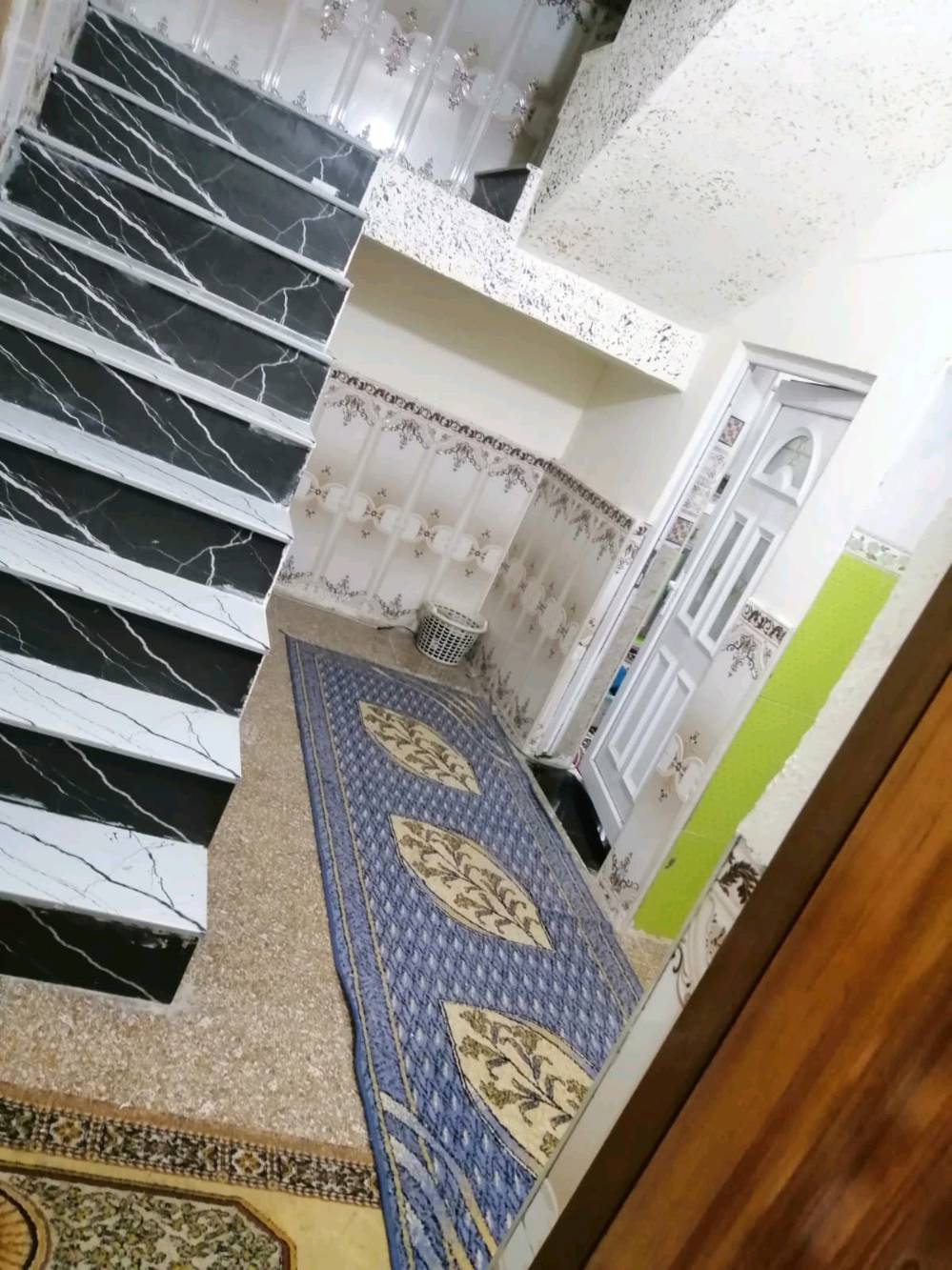 بيت للبيع..  حي الزهراء 
شارع الجمعيه يتكون ٣ غرف نوم مطبخ حار وبارد ومخزن صحيات فوك وجوه صاله واستقبال وهول مساحه ٢٠٠م ركن
السعر ٩٥ وبي مجال
الاستفسار اكثر ***********